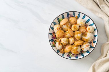 Köfte ve baharatlı salata. Sağlıklı yemek tarzı.