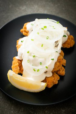 Kore usulü kremalı soğan soslu kar soğanı tavuğu ya da kızarmış tavuk.