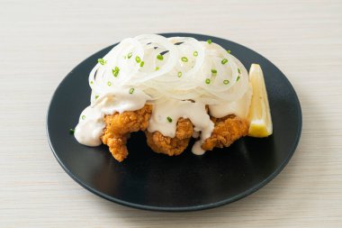 Kore usulü kremalı soğan soslu kar soğanı tavuğu ya da kızarmış tavuk.