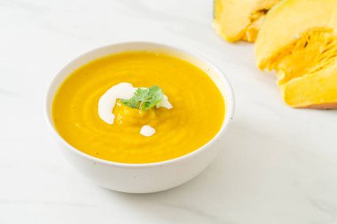 Beyaz kasede kabak çorbası - vejetaryen ve vejetaryen yemek tarzı