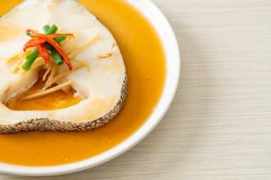 Soya soslu haşlanmış morina balığı ya da buğulanmış kar balığı ya da soya soslu Şili Bası.