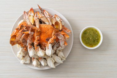 Baharatlı deniz ürünleri soslu haşlanmış mavi yengeç. Deniz ürünleri tarzı.