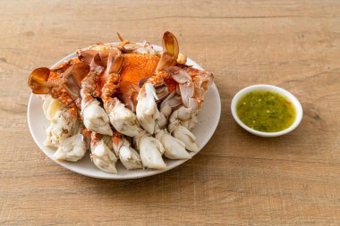 Baharatlı deniz ürünleri soslu haşlanmış mavi yengeç. Deniz ürünleri tarzı.