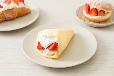 Taze çilek ve taze krep.