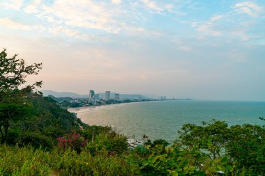 Hua Hin şehrinin manzarası gün batımında Tayland 'da yükselir.