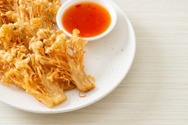 Kızarmış enoki mantarı ya da baharatlı soslu altın iğneli mantar - vejetaryen yemek tarzı.