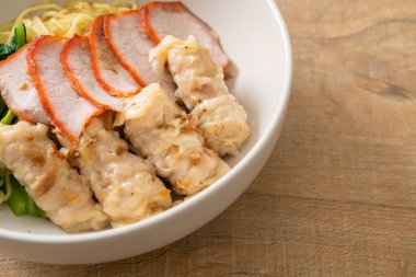 Barbekü Kırmızı Domuz eti ve Asya usulü Çorbalı Wonton Eriştesi.