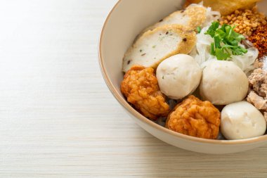 Balık köfteli ve karides köfteli baharatlı pirinç eriştesi. Asya usulü.