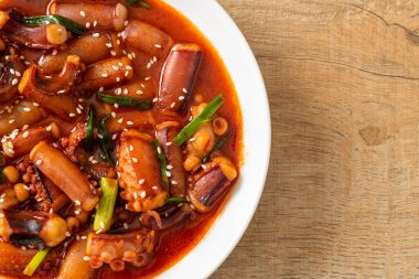 Ojing-O-Bokeum - Kore baharatlı soslu ahtapot - Kore yemeği tarzı