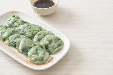 Soslu buğulanmış frenk soğanı. Asya usulü.