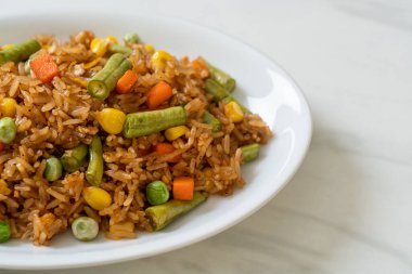 Yeşil bezelyeli kızarmış pirinç, havuç ve mısır - vejetaryen ve sağlıklı gıda tarzı