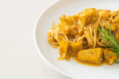 kabaklı spagetti makarna alfredo sosu - vegan ve vejetaryen yemek tarzı
