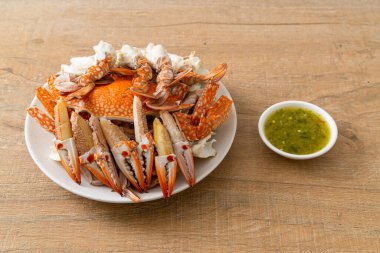 Baharatlı deniz ürünleri soslu haşlanmış mavi yengeç. Deniz ürünleri tarzı.