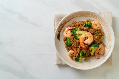 Brokoli ve karidesli kızarmış pirinç.