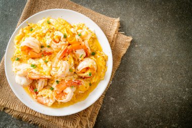 Karidesli ev yapımı kremalı omlet veya çırpılmış yumurta ve karides.