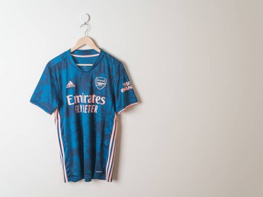 Bangkok, Tayland - 18 Ocak 2022 Arsenal tişörtü 3. sezon 2020-2021 Duvarda asılı