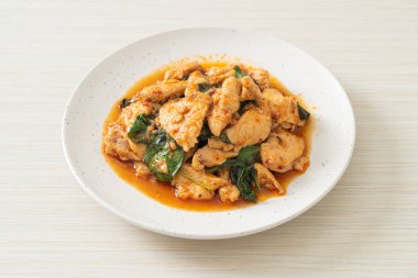 Kızarmış tavuğu acı biber ezmesi ya da biber ezmesi ile karıştırmak - Asya yemeği tarzı