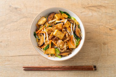 Tofu ve sebzeli kızarmış şehriye. Vejetaryen ve vejetaryen yemek tarzı.