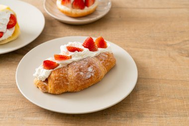 Çilekli ve taze kremalı kruvasan.