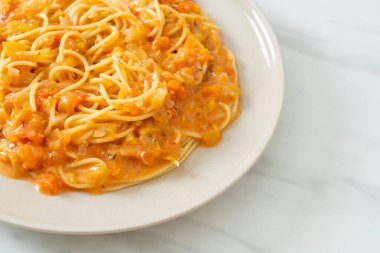 Kremalı domates soslu spagetti makarna veya pembe sos.