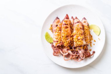 Sarımsaklı kızarmış kalamar - deniz ürünleri tarzı.