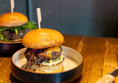 Peynirli biftek ve tabakta sos.