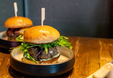 Peynirli biftek ve tabakta sos.