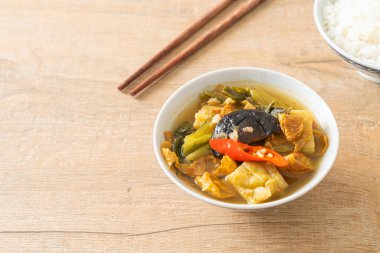 haşlanmış lahana turşusu ve acı kabak çorbası - Asya ve vegan ve vejetaryen yemek tarzı