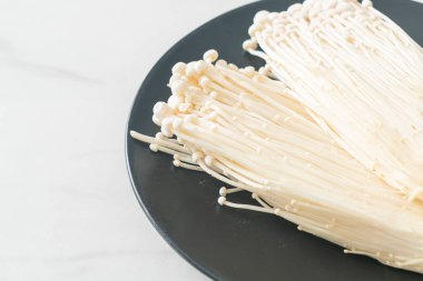 taze enoki mantarı ya da tabakta altın iğne mantarı