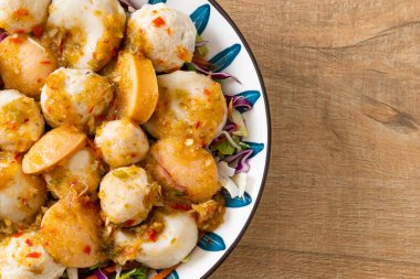 Köfte ve baharatlı salata. Sağlıklı yemek tarzı.