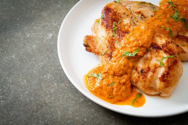 Kırmızı köri soslu ızgara tavuk bifteği. Müslüman yemeği tarzı.