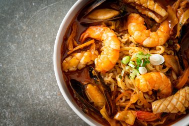 Jjamppong - Kore Deniz Ürünleri Erişte Çorbası - Kore yemek tarzı