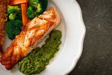 Pesto soslu ve sebzeli ızgara somon bifteği.