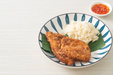 Yapışkan pirinç ve baharatlı tatlı soslu kızarmış tavuk.