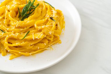 Fettuccine spagetti ve tereyağlı krema soslu makarna.