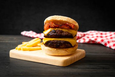 Peynir ve pastırmalı hamburger veya sığır burger - sağlıksız yemek tarzı.