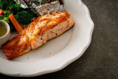 Fırında patates ve sebzeli ızgara somon bifteği.