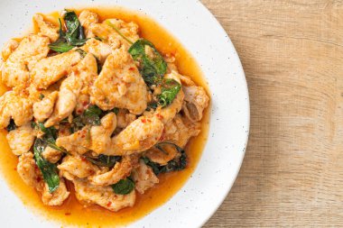 Kızarmış tavuğu acı biber ezmesi ya da biber ezmesi ile karıştırmak - Asya yemeği tarzı