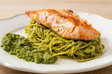 İtalyan usulü ızgara somonlu spagetti pesto.