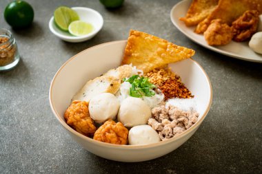 Balık köfteli ve karides köfteli baharatlı pirinç eriştesi. Asya usulü.