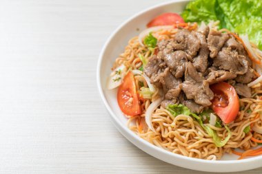 Beyaz tabakta domuz etli hazır şehriye salatası. Asya usulü.