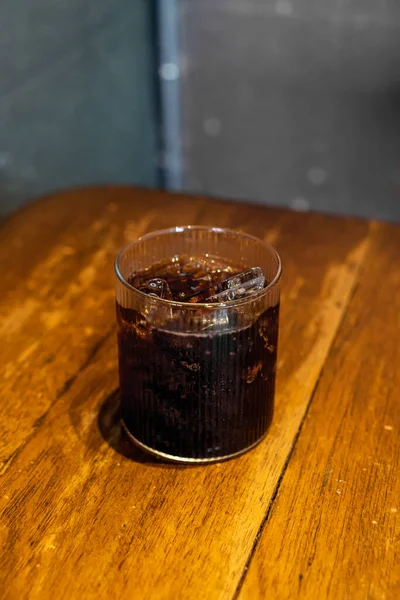 Eis Cola Glas Auf Holztisch — Stockfoto