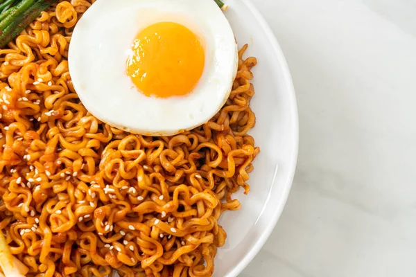 Homemade Dried Korean Spicy Instant Noodles Fried Egg — Stock Photo, Image