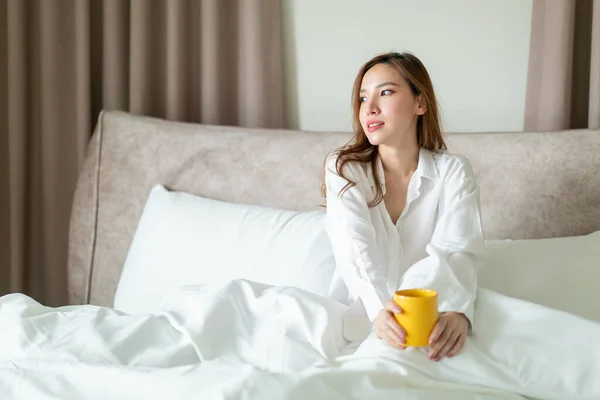 Portret Mooi Aziatisch Vrouw Wakker Houden Koffie Kopje Mok Bed — Stockfoto