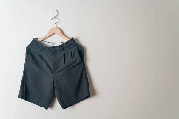 Krátké Kalhoty Dřevěným Ramínkem Stěně — Stock fotografie
