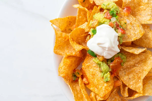 Patatine Messicane Nachos Tortilla Con Jalapeno Guacamole Salsa Pomodori Tuffo — Foto Stock