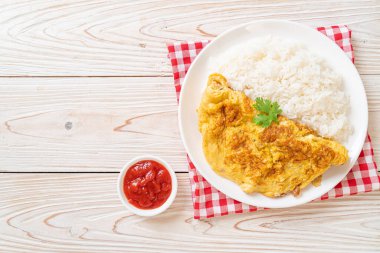 Pirinç ve ketçaplı omlet veya omlet.