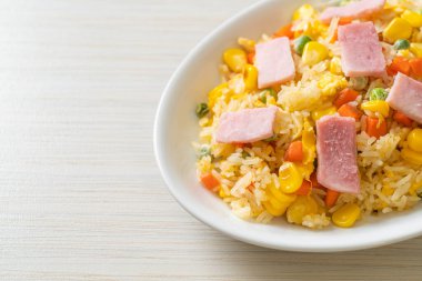 Jambonlu ev yapımı pilav ve karışık sebze (havuç, yeşil bezelye, havuç))