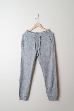 eşofman altı ya da duvarda ahşap askıyla asılı koşucu pantolonu