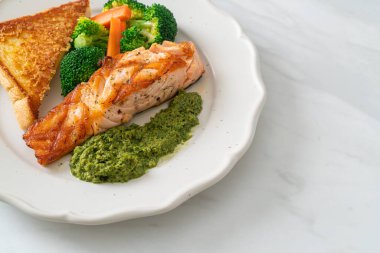 Pesto soslu ve sebzeli ızgara somon bifteği.